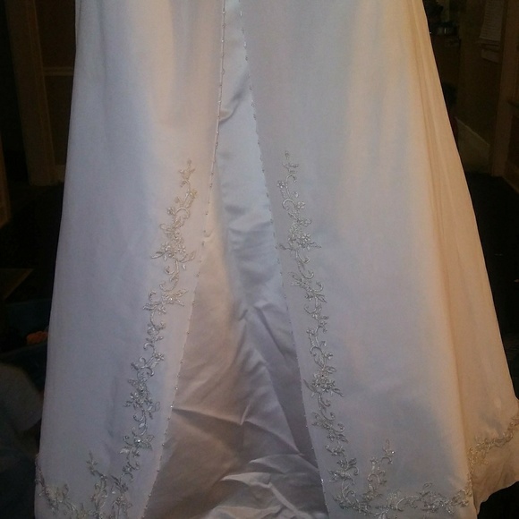 Wedding Dress - Picture 3 of 8